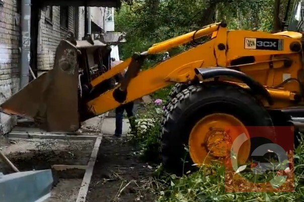 Во дворе новосибирского дома бульдозер уничтожил восьмилетний труд пенсионерки