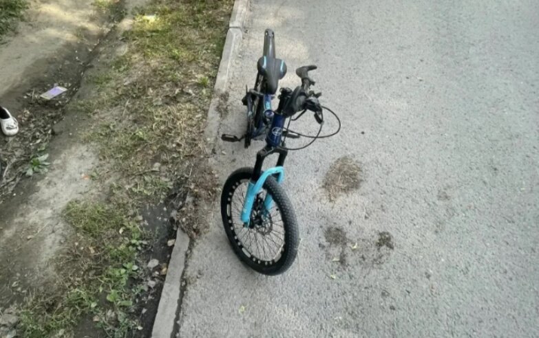 В Новосибирске под колеса джипа попал первоклассник на велосипеде
