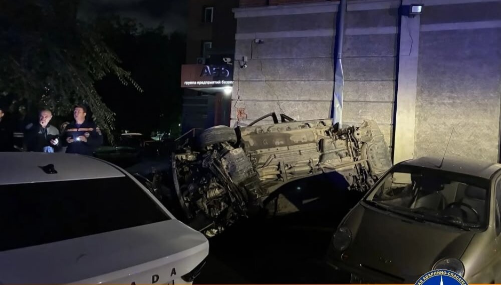 По первому этажу пошла трещина: пьяный водитель врезался в жилой дом в Новосибирске
