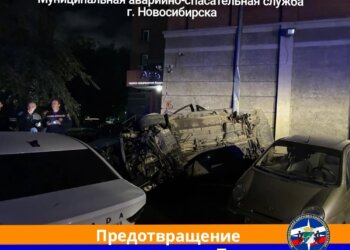 По первому этажу пошла трещина: пьяный водитель врезался в жилой дом в Новосибирске