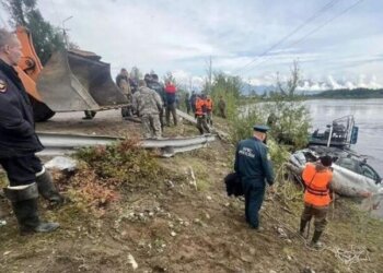 Автомобиль с несовершеннолетними упал в реку в Забайкальском крае: есть жертвы