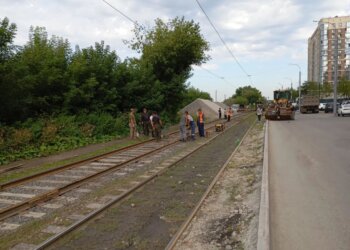В центре Новосибирска образовалась пробка из-за замены трамвайных путей