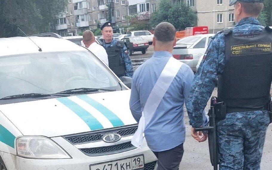 Жениха и свидетеля приставы забрали прямо из ЗАГСа