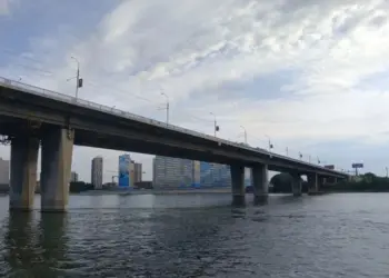 В Новосибирске на Димитровском мосту укладывают асфальт