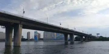 В Новосибирске на Димитровском мосту укладывают асфальт