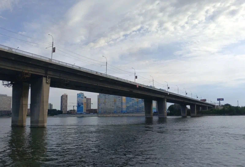 В Новосибирске на Димитровском мосту укладывают асфальт