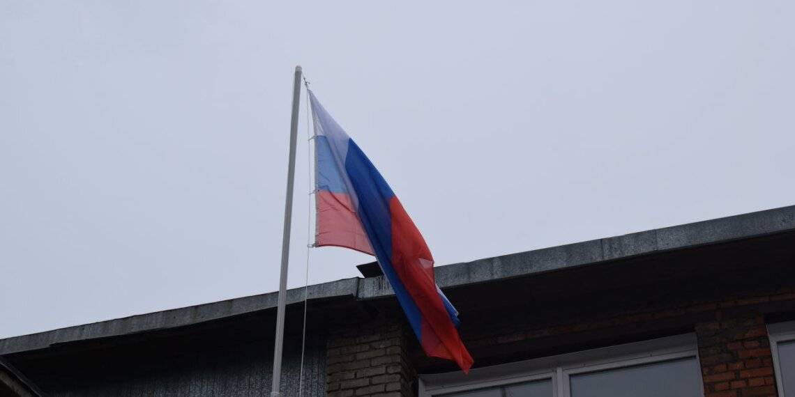 Школа заплатит за травму ученика в драке на крыльце в Новосибирске