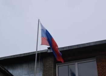 Школа заплатит за травму ученика в драке на крыльце в Новосибирске