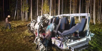 В ДТП с лесовозом погибли 13 человек, включая детей