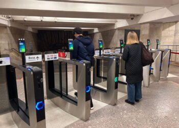 Турникеты нового поколения заработали на «Октябрьской»
