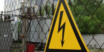 В Кузбассе врачи спасли мужчину после удара током в 10 тысяч вольт