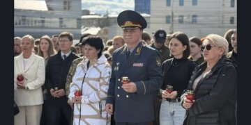 В Новосибирске прошла акция «Помним Беслан»: сотни горожан почтили память жертв теракта