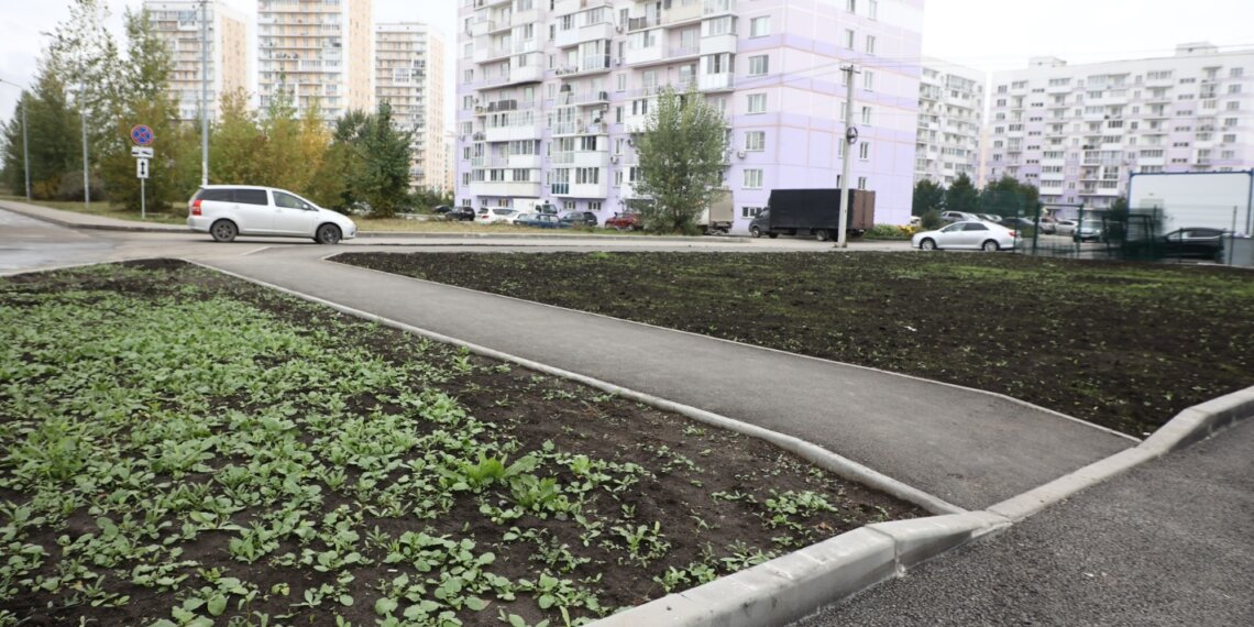 Комфортный путь к врачу: в Новосибирске завершено благоустройство территории вокруг новой поликлиники №13