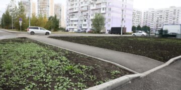 Комфортный путь к врачу: в Новосибирске завершено благоустройство территории вокруг новой поликлиники №13