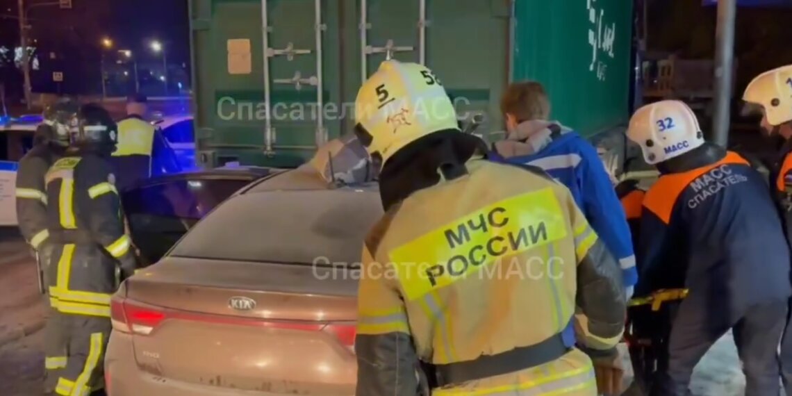 Ночное ДТП на Сухарной: Kia Rio врезался в контейнеровоз, один человек погиб