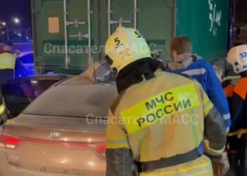 Ночное ДТП на Сухарной: Kia Rio врезался в контейнеровоз, один человек погиб
