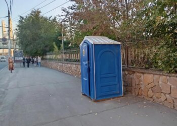 Одним бесплатным больше: биотуалет неожиданно появился у старого автовокзала на Красном проспекте