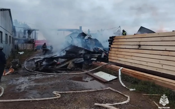 Под Новосибирском сгорела пилорама застройщика