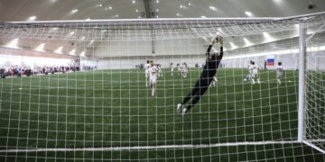 Крытый футбольный манеж с полем-трансформером открылся в Новосибирске 