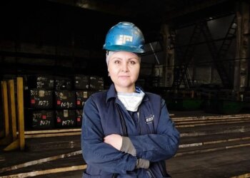 «Сердце ушло в пятки, но я не отступила»: сибирячка стала лучшей крановщицей России