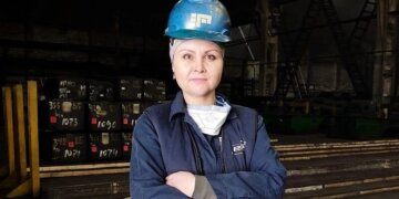 «Сердце ушло в пятки, но я не отступила»: сибирячка стала лучшей крановщицей России