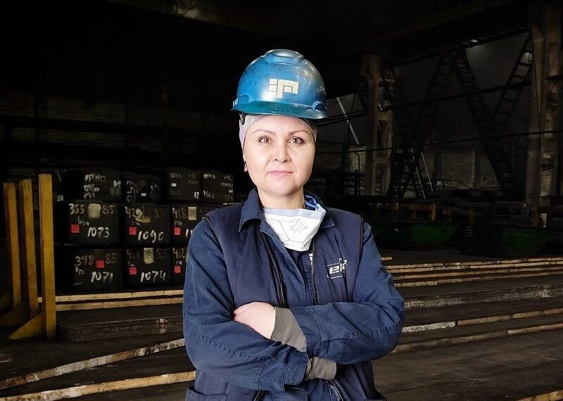 «Сердце ушло в пятки, но я не отступила»: сибирячка стала лучшей крановщицей России