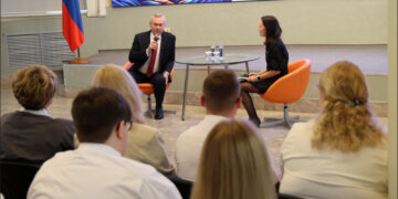Андрей Травников поздравил школьников, студентов, педагогов и родителей с Днём знаний