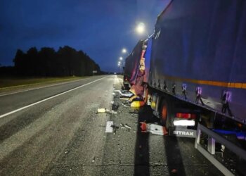 Не увидел фуру: в НСО водитель большегруза врезался в стоявший на обочине автомобиль