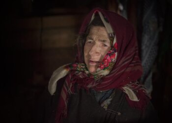Медведь подошёл к дому Агафьи Лыковой на опасное расстояние — отшельница в тревоге