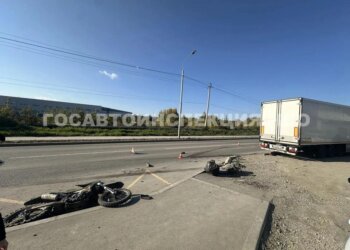 В Калининском районе мотоциклист погиб под колёсами грузовика