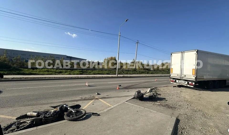 В Калининском районе мотоциклист погиб под колёсами грузовика