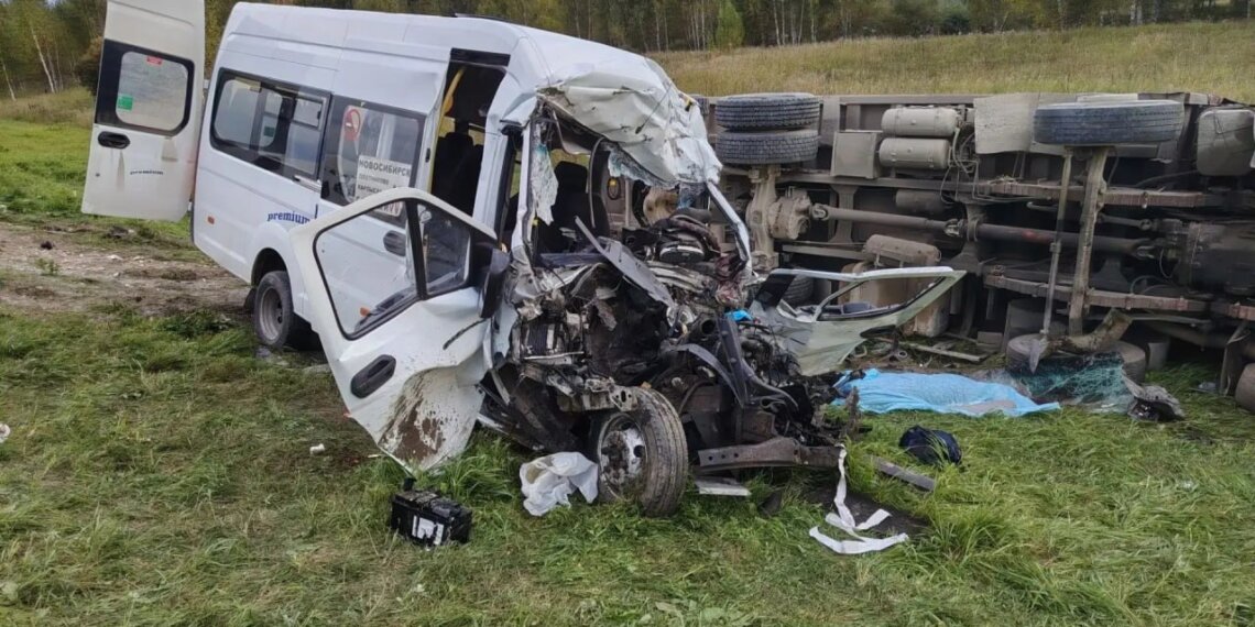 Водитель пассажирского микроавтобуса погиб в ДТП в Тогучинском районе