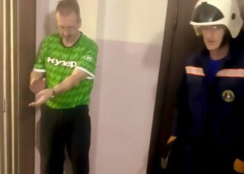 В Новосибирске спасатели пришли на помощь курьеру, зажатому лифтом