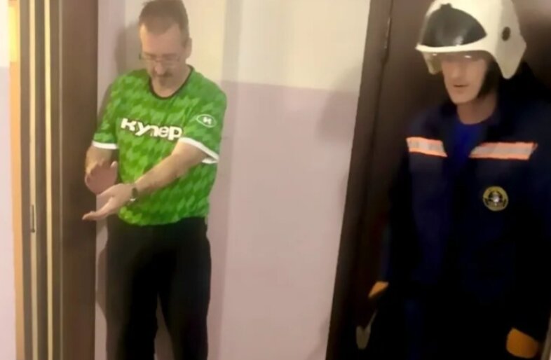 В Новосибирске спасатели пришли на помощь курьеру, зажатому лифтом