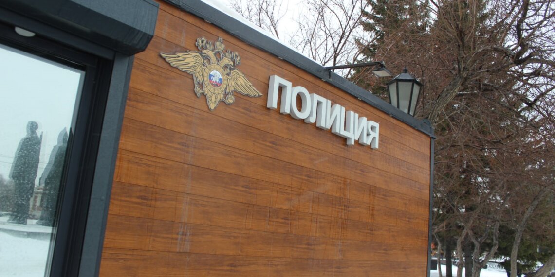 Новосибирские оперативники задержали мигрантку, избившую продавщицу в торговом центре