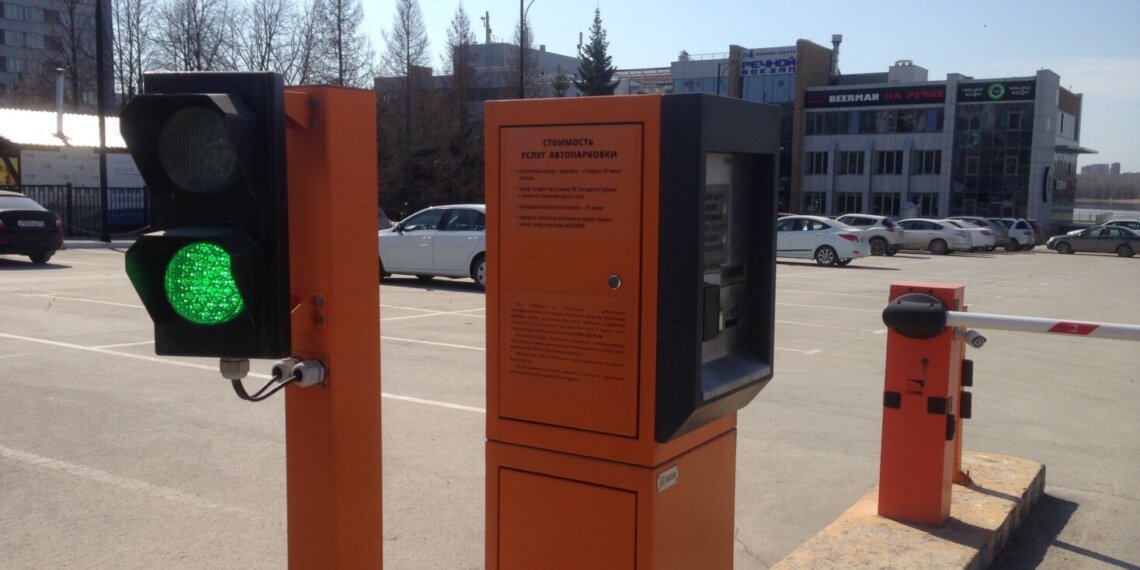 В Новосибирске планируют сделать платными 1 500 парковочных мест