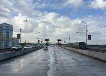 На Димитровском мосту строители сняли старое покрытие центральных полос