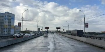 На Димитровском мосту строители сняли старое покрытие центральных полос