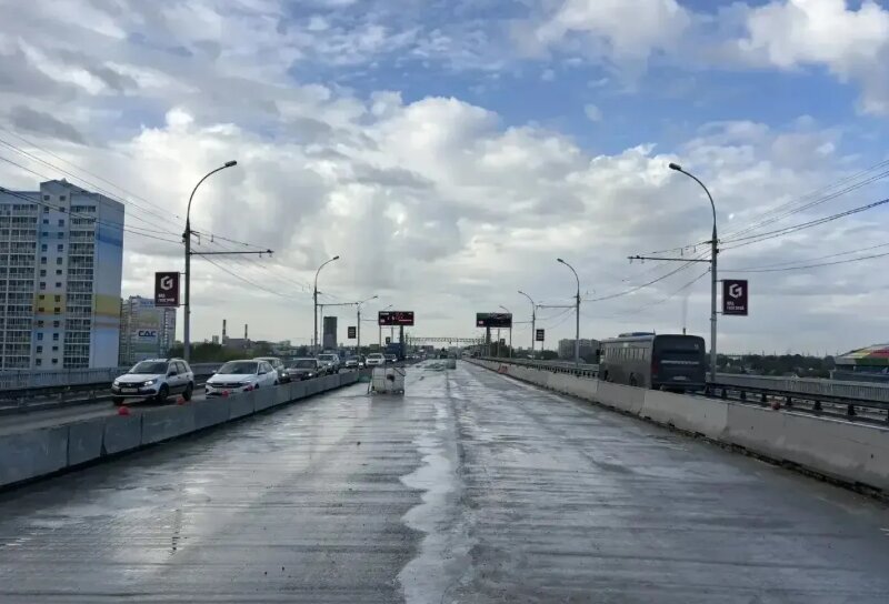 На Димитровском мосту строители сняли старое покрытие центральных полос