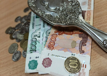 Работающие родители получили семейную выплату в Новосибирской области