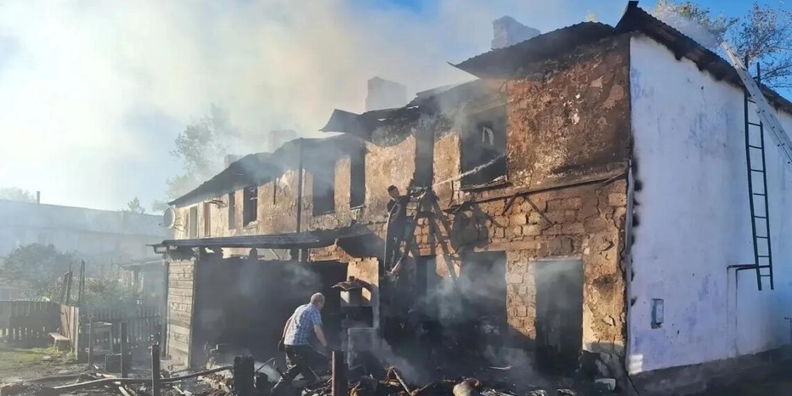 Огонь уничтожил многоквартирный дом в Кочковском районе НСО