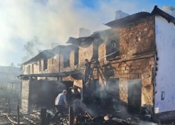 Огонь уничтожил многоквартирный дом в Кочковском районе НСО