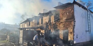 Огонь уничтожил многоквартирный дом в Кочковском районе НСО