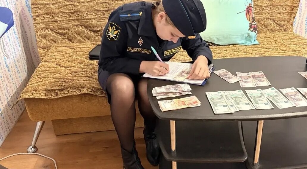 Приставы вскрыли квартиру должника и нашли 51 тысячу рублей в простыне