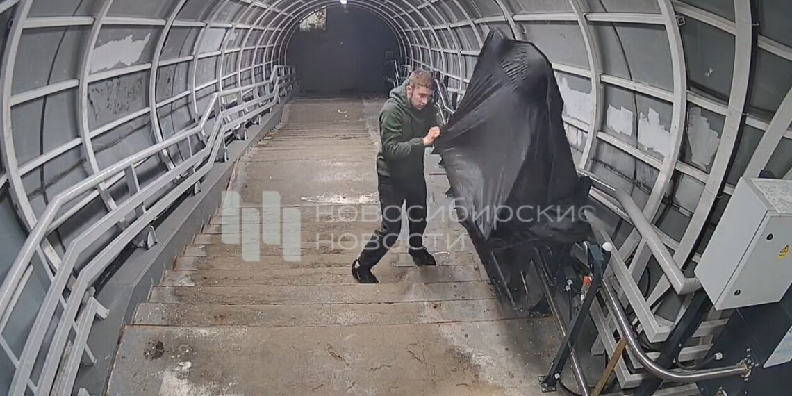 Вандализм на мосту у «Колыванской» в Новосибирске: платформы для инвалидов повреждены