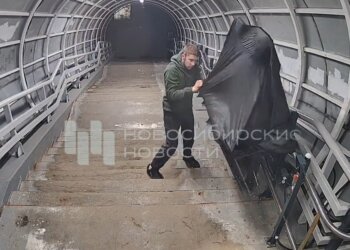 Вандализм на мосту у «Колыванской» в Новосибирске: платформы для инвалидов повреждены
