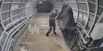 Вандализм на мосту у «Колыванской» в Новосибирске: платформы для инвалидов повреждены