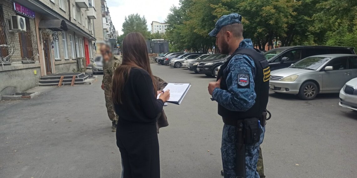 В Новосибирске приставы наложили взыскание на машину должницы, пока та подавала документы