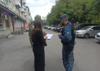 В Новосибирске приставы наложили взыскание на машину должницы, пока та подавала документы