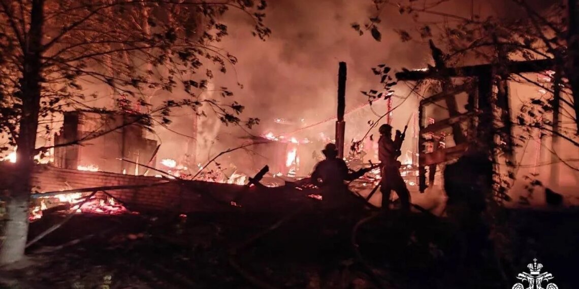 В Новосибирске ликвидировали крупный пожар в яхт-клубе
